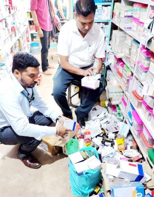 छापा : मेडिकल स्टोर में मिली एक्सपायरी दवाईयां, नोटिस