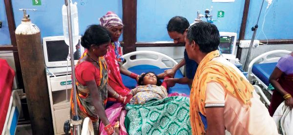 खेत में रोपा लगा रहीं बालिकाओं पर गिरी गाज, एक गंभीर