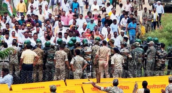 ईडी की कार्रवाई और महंगी बिजली के विरोध में कांग्रेस का चक्काजाम-प्रदर्शन