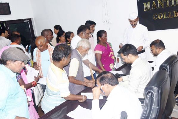 दिव्यांग दंपती का दर्द- सालों से नहीं मिला पीएम आवास, रोजगार सहायक कर रहा पैसों की मांग