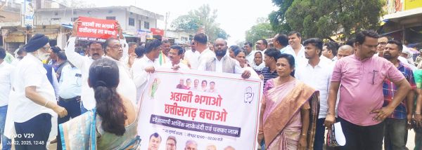 कांग्रेसियों ने कांसाबेल नेशनल हाईवे 43 पर दो घंटे तक किया चक्काजाम, आवागमन रहा ठप
