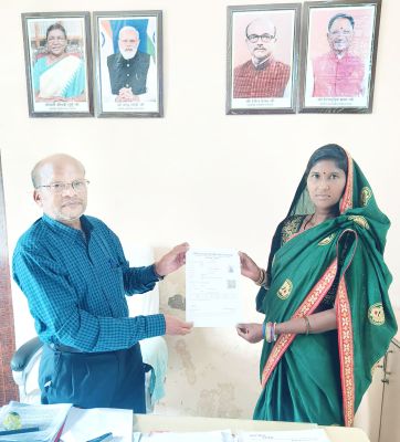 जन चौपाल में भारत ध्रुव को मिली मोटराइज्ड ट्रायसाइकिल, देवमति को श्रम कार्ड
