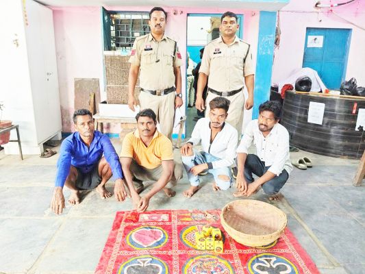 बनसिया के मैदान में खुडख़ुडिय़ा जुआ खेलते चार गिरफ्तार