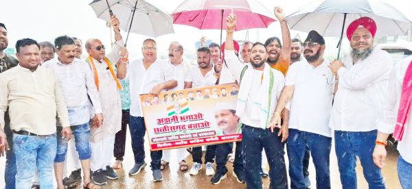 चैतन्य पर ईडी की कार्रवाई के विरोध में कांग्रेस जनों ने की आर्थिक नाकेबंदी