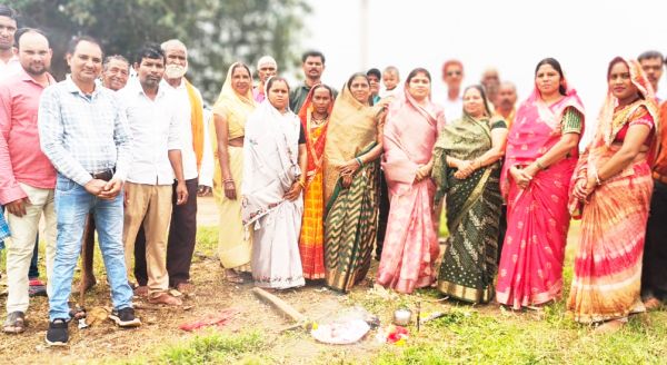 जनपद अध्यक्ष ने किया सामुदायिक भवन का भूमिपूजन
