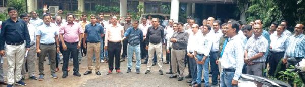 आयकर कर्मचारी-अधिकारियों का प्रदर्शन
