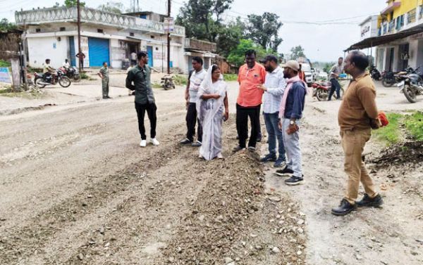 खस्ताहाल सडक़ की मरम्मत के लिए सामरी विधायक ने अफसरों को दिए निर्देश