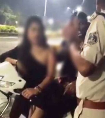 बार के बाहर हंगामा करने वाली युवती की पहचान हुई, ब्वाय फ्रेंड गिरफ्तार