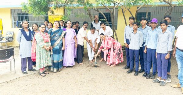 नपाध्यक्ष ने बालकशाला में किया शेड निर्माण का किया भूमिपूजन