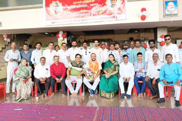 नीलम को जन्मदिन की बधाई देने समर्थकों का तांता