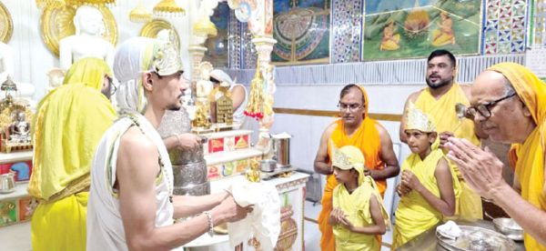 बच्चों में धार्मिक जीवन की शुरुवात का प्रतीक है अभिषेक शांति धारा संस्कार