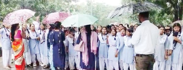 पुराने शिक्षकों की मांग, बारिश के बीच छात्राएं उतरीं सडक़ पर