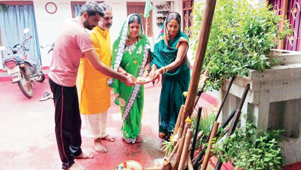 पहले लोक त्यौहार हरेली में कृषि यंत्रों  और बैलों की परंपरागत पूजा-अर्चना