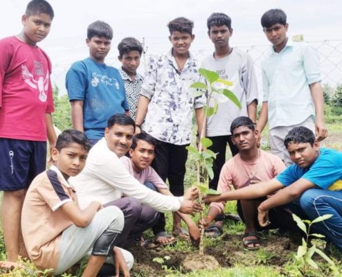 शिक्षक व विद्यार्थियों  ने पौधों  का रोपण कर मनाई हरेली