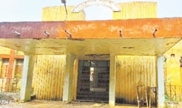 8 सरकारी भवन देखरेख के अभाव में कंडम, हादसे को दे रहे न्यौता