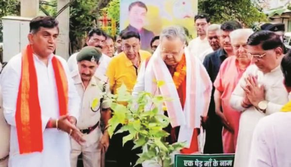 वार्ड 23 में एक पेड़ मां के नाम पर पौधरोपण