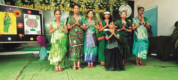 स्कूल में हरेली त्यौहार पर ग्रीन डे कार्यक्रम