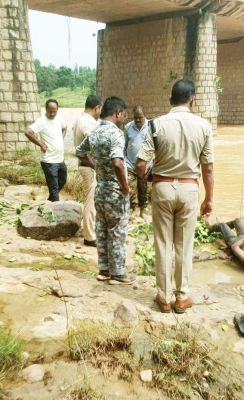  बाइक सहित नदी में गिरे दो युवक, एक की लाश बरामद, दूसरे की तलाश