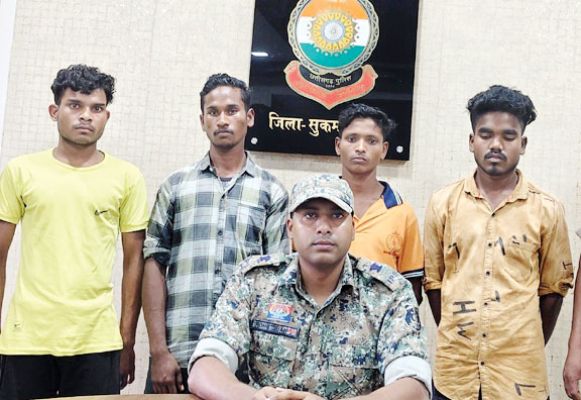 4 नक्सली गिरफ्तार, टिफिन बम बरामद