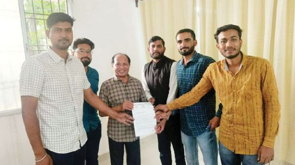  एनएसयूआई ने संत गहिरा गुरु विवि के कुलपति को सौंपा ज्ञापन