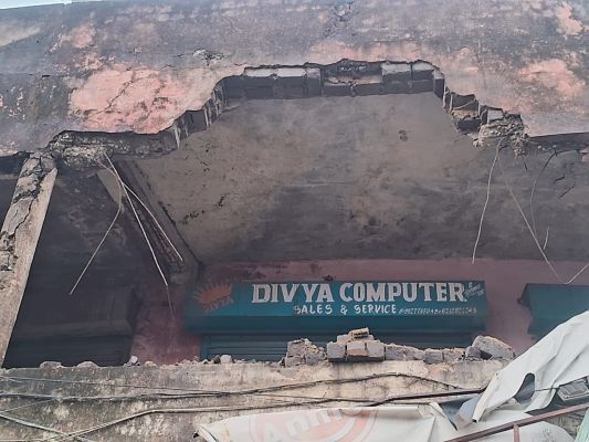 जेल काम्प्लेक्स की हालत जर्जर, कई दुकानों के गिर रहे छज्जे 