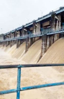 भारी बारिश ने मैनपाट में मचाई तबाही, मछली नदी में बाइक सवार दो युवक बहे