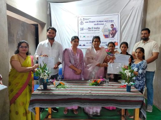 कौशल विकास प्रशिक्षण केंद्र में पुरस्कार वितरण समारोह