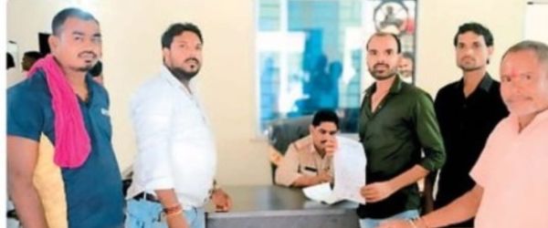 फसलों को आवारा मवेशी पहुंचा रहे नुकसान  किसानों ने सौंपा ज्ञापन
