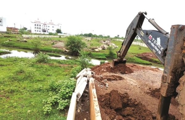 अतिक्रमण, नाली निर्माण को टीम ने तोड़ा