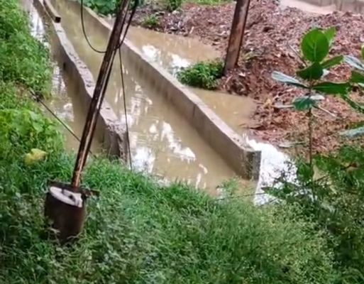 घरों से सडक़ की ऊंचाई  अधिक, घरों में पानी घुसा  जगह-जगह नालियों के चैंबर खुलने से परेशानी