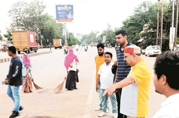 आयुक्त ने किया निरीक्षण सफाई-सडक़ किनारे
