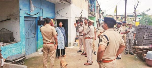 मुसाफिरों, फेरीवालों, अवैध अप्रवासी भारतीयों व संदिग्धों की पड़ताल