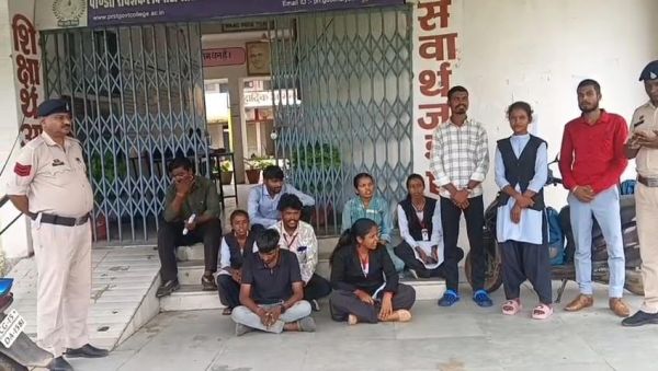 प्राचार्य को यथावत रखने आंदोलन, सौंपा ज्ञापन