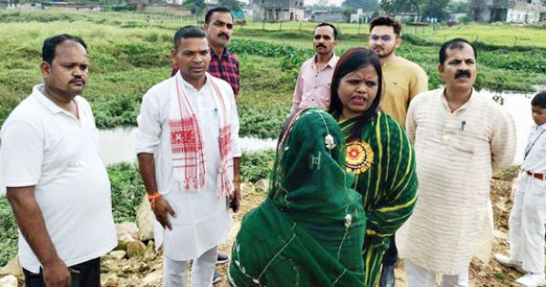 भाथुपारा तालाब का अस्तित्व संकट में, अवैध कब्जे की शिकायत पर निरीक्षण करने पहुंचीं महापौर