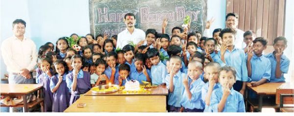 शिक्षकों ने बच्चों संग मनाया जन्मदिन, न्योता भोज