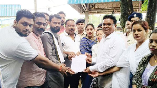कांग्रेस ने यात्री ट्रेन चलाने डीआरएम के नाम सौंपा ज्ञापन