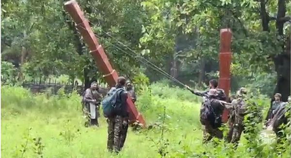 देखें VIDEO : जंगल में 3 नक्सल स्मारक मिले, जवानों ने किया ध्वस्त