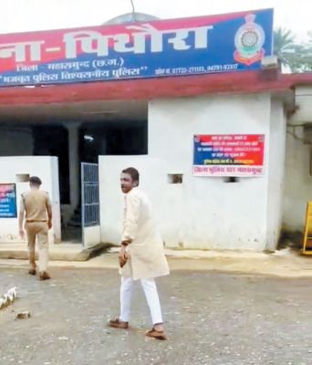 बदहाल सडक़ की शिकायत साव से करने की घोषणा, पुलिस ने युकां नेता को थाना में बैठाया