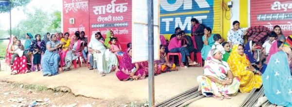 भूपेश के इलाके में शराब की नई दुकान, लोग तीन दिन से धरने पर