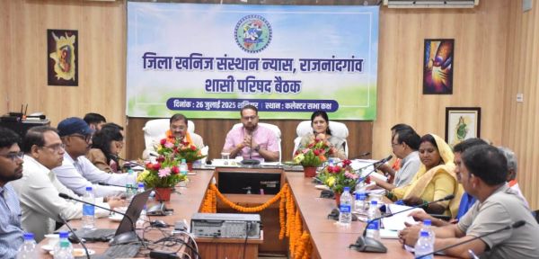 लोकहित से जुड़े विकास कार्यों के लिए प्राथमिकता से करें काम-कलेक्टर
