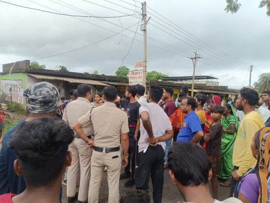 भारी बारिश से मिट्टी की दीवार गिरी