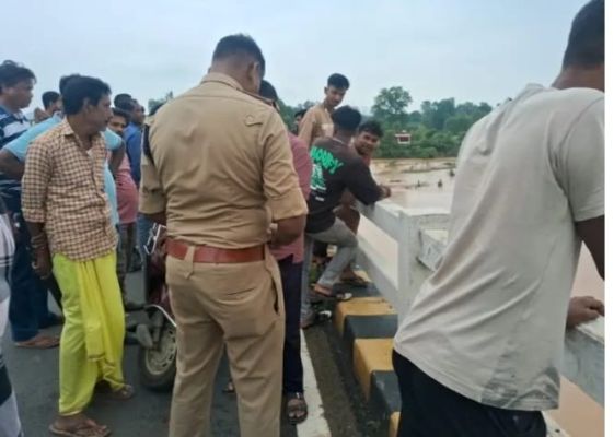 मांड नदी किनारे स्कूटी मिलने से हडक़ंप