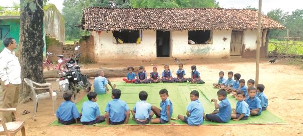 गरियाबंद : पेड़ की छांव तले पढ़ाई, भवन के लिए तरस रहे बच्चे