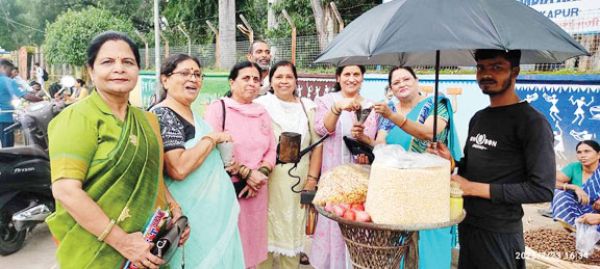 सेवा किटी समूह की सदस्यों ने बांटे छाते