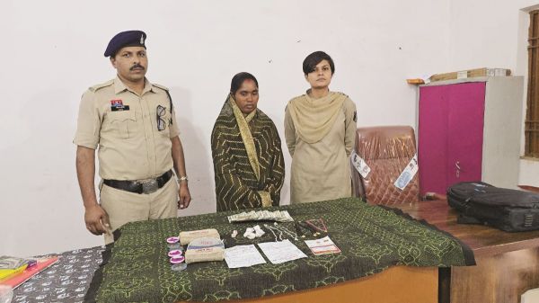 डाकिया के घर से लाखों की चोरी