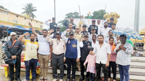 कारगिल विजय दिवस पर शहीद जवानों को दी श्रद्धांजलि