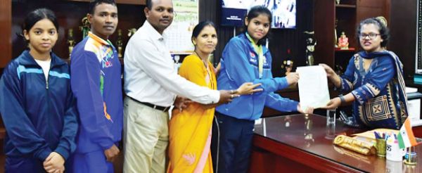 राष्ट्रीय खेल स्पर्धा में गोल्ड जीतने वाली लेखा नेताम को कलेक्टर ने दी शुभकामनाएं