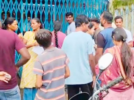 आबकारी आरक्षक भर्ती : फुल शर्ट पहनकर आए परीक्षार्थियों ने  कमीज की बाहें काटी, तब प्रवेश मिला, 13 सौ पहुंचे ही नहीं