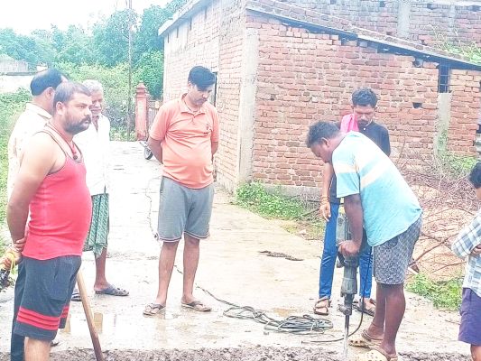 बारिश का पानी घरों में,  पार्षद ने कराई निकासी