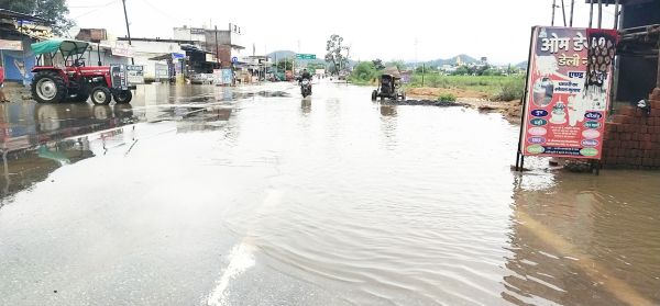 सडक़ें बनी तालाब, जलभराव से जनता बेहाल